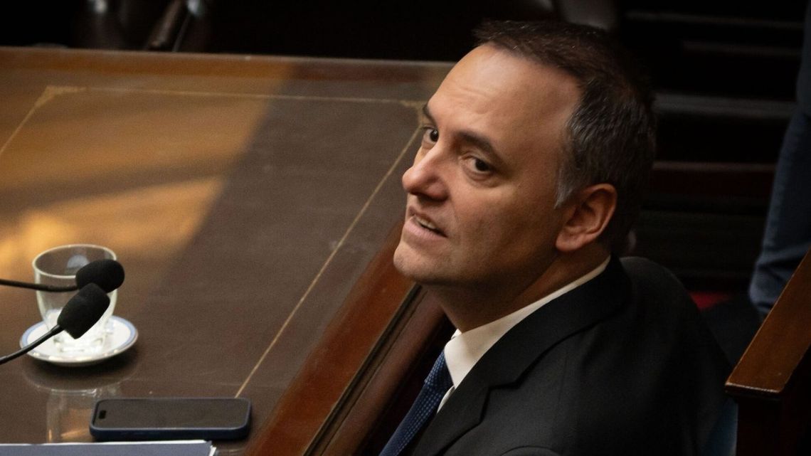 Aumenta la presión sobre el jefe de gabinete Adorni tras la admisión de dinero en efectivo