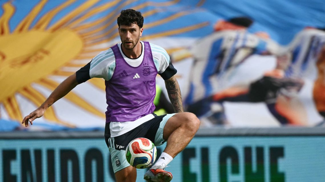 Argentina calls up Marcos Senesi for World Cup after Balerdi injury