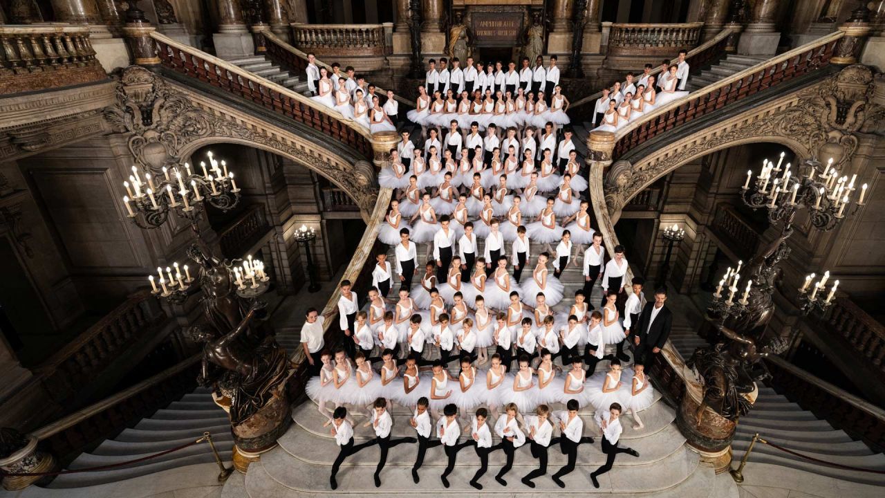 Estudiantes de la Escuela de Danza de la Ópera de París posan en la Gran Escalera de la Ópera Garnier de París. Es una tradición transmitida oralmente, de generación en generación: en la Escuela de Ballet de la Ópera de París, los estudiantes aprenden el arte del ballet clásico francés, un legado artístico con tres siglos de historia que atrae cada vez a más bailarines extranjeros. | Foto:JOEL SAGET / AFP