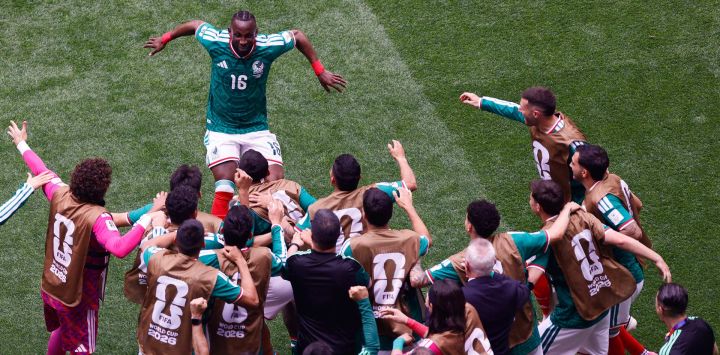 El delantero mexicano Julián Quiñones, celebra el primer gol de su equipo durante el partido de fútbol del Grupo A del Mundial 2026 entre México y Sudáfrica en el Estadio Ciudad de México.