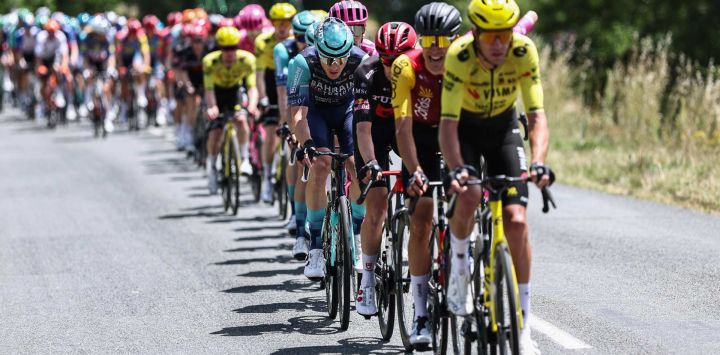 El pelotón de ciclistas pedalea durante la quinta etapa del Tour Auvergne-Rhone-Alpes, de 195,8 km entre Saint-Chamond y Villars-les-Dombes, en el centro de Francia.