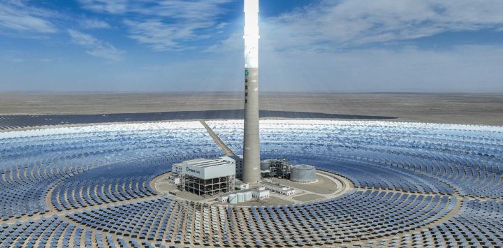 Esta fotografía aérea muestra el proyecto de «100 MW de energía solar térmica + 600 MW de energía fotovoltaica» en la Base Complementaria Multienergética de Jinta, en Jiuquan, provincia de Gansu, al noroeste de China.