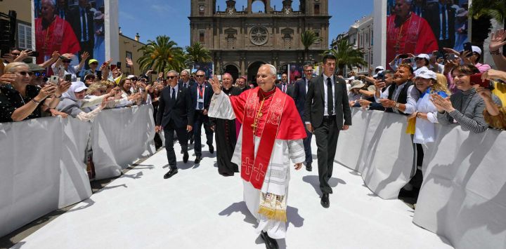 Esta fotografía, distribuida por The Vatican Media, muestra al Papa León XIV saludando a la gente a las afueras de la catedral de Santa Ana, donde mantuvo una reunión con obispos, sacerdotes, diáconos, religiosos, seminaristas y pastoralistas en Las Palmas, en la isla canaria de Gran Canaria, un lugar acostumbrado a la llegada de migrantes.