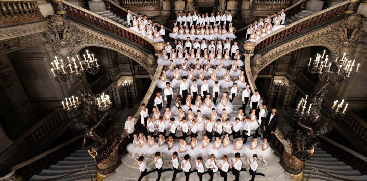 Estudiantes de la Escuela de Danza de la Ópera de París posan en la Gran Escalera de la Ópera Garnier de París. Es una tradición transmitida oralmente, de generación en generación: en la Escuela de Ballet de la Ópera de París, los estudiantes aprenden el arte del ballet clásico francés, un legado artístico con tres siglos de historia que atrae cada vez a más bailarines extranjeros.