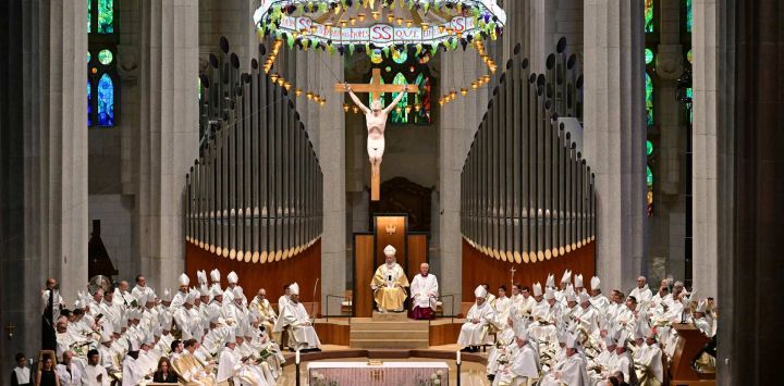 Felipe VI y la reina Letizia (abajo, derecha) asisten a una misa oficiada por el papa León XIV (centro) en la Basílica de la Sagrada Familia y a la inauguración de la torre de Jesucristo en Barcelona.