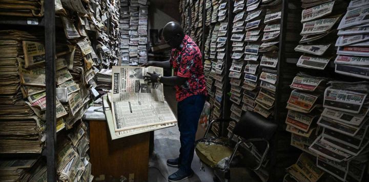 Jean-Baptiste Adoule, archivero del periódico gubernamental Fraternité Matin, revisa ejemplares archivados en la sede del periódico en Adjame, un barrio popular de Abiyán. Periodistas de Costa de Marfil han alertado sobre lo que consideran intentos del gobierno de coartar y controlar su profesión. La libertad de prensa está más consolidada en Costa de Marfil que en otros países de África Occidental, pero sigue siendo precaria en medio del declive de una región azotada por conflictos y sometida a presiones políticas y económicas.