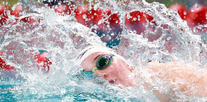 La australiana Mollie O’Callaghan compite durante la final de los 200 metros estilo libre femenino en las pruebas de selección australianas de natación en el Centro Acuático del Parque Olímpico de Sídney, Australia.