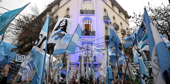 La expresidenta argentina (2007-2015), Cristina Kirchner, aparece en el balcón de su casa mientras permanece bajo arresto domiciliario en Buenos Aires. Kirchner cumple un año desde que fue condenada a seis años de prisión y se le prohibió ejercer cargos públicos de por vida.