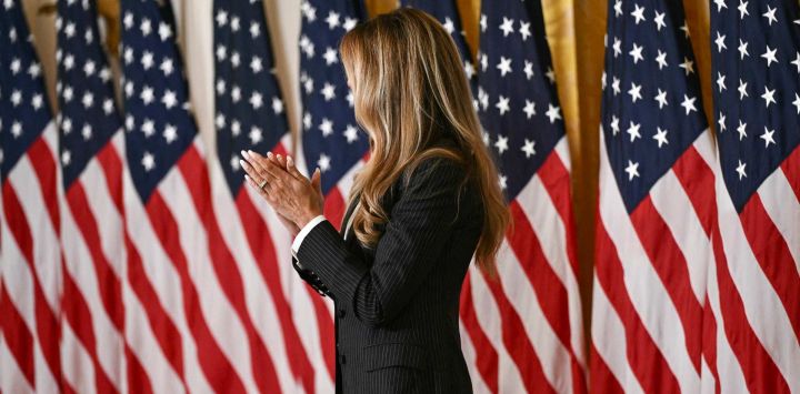 La Primera Dama Melania Trump preside la ceremonia de entrega de premios del Desafío Presidencial de Inteligencia Artificial a los campeones nacionales en el Salón Este de la Casa Blanca en Washington, D.C..