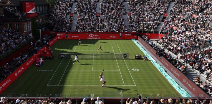 La tenista estadounidense Serena Williams saca mientras juega con la canadiense Victoria Mboko contra la estadounidense Nicole Melichar-Martinez y la neozelandesa Erin Routliffe durante su partido de dobles de octavos de final del Campeonato de Tenis WTA HSBC en el Queen's Club, al oeste de Londres.