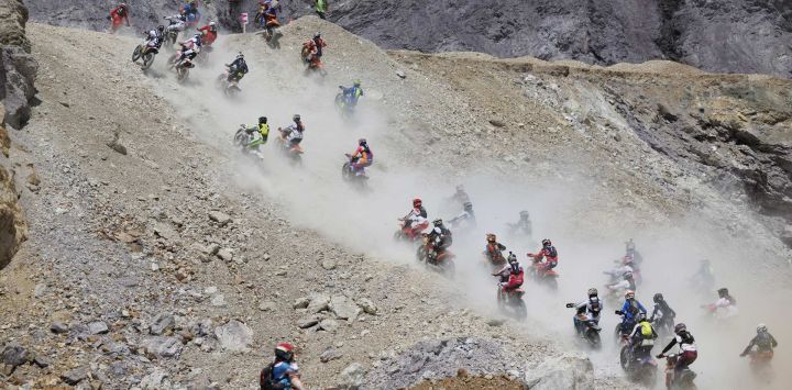 Los competidores dan inicio a la carrera en sus motocicletas durante el evento Red Bull Hare Scramble, que forma parte del Erzbergrodeo en Erzberg, Eisenerz, Austria.