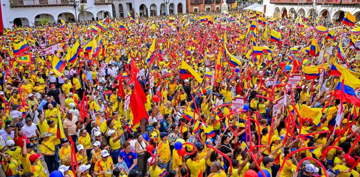 Simpatizantes del candidato presidencial colombiano Abelardo de la Espriella, del movimiento Salvadores de la Patria, ondean banderas nacionales durante un mitin de campaña en Cartagena, Colombia. La segunda vuelta de las elecciones presidenciales en Colombia se celebrará el 21 de junio.