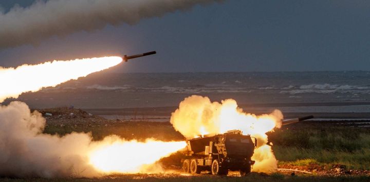 Un sistema de cohetes de artillería de alta movilidad M142 (HIMARS) del ejército taiwanés lanza proyectiles durante un ejercicio de entrenamiento con fuego real en Taichung.