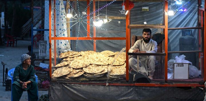 Un vendedor de pan espera a los clientes en una calle del distrito de Argo, en la provincia afgana de Badakhshan.