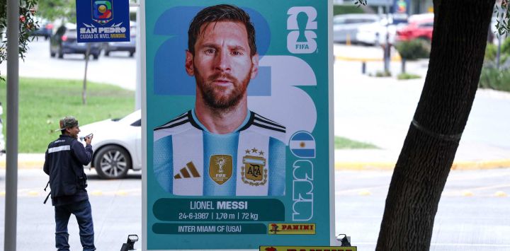 Una gran pegatina de Panini con la imagen del delantero argentino Lionel Messi aparece en una calle de San Pedro Garza García, cerca de Monterrey, México, durante antes del Mundial de Fútbol de 2026.