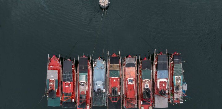Una vista aérea muestra barcos de pesca amarrados en un refugio contra tifones en Hong Kong.