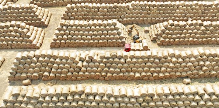 Vista aérea tomada con un dron de agricultores clasificando paja de trigo reciclada, en el distrito de Tancheng, en la ciudad de Linyi de la provincia de Shandong, en el este de China.