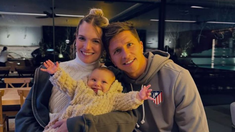 Eva Bargiela y Gianluca Simeone junto a su hijo Faustino