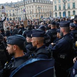 Agentes antidisturbios impiden el acceso de manifestantes al Ministerio de Justicia francés en París, durante una concentración convocada por el colectivo Mouv'Enfants y otras organizaciones para exigir una ley contra la violencia hacia los menores, tras la muerte de Lyhanna, una niña de 11 años hallada muerta el 4 de junio tras haber sido reportada como desaparecida el 29 de mayo en el suroeste de Francia. | Foto:GEOFFROY VAN DER HASSELT / AFP