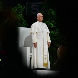 El papa León XIV llega para participar en el encuentro “Construyendo redes con el mundo de la cultura, el arte, la economía y el deporte” en el Movistar Arena de Madrid. | Foto:STEFANO RELLANDINI / AFP