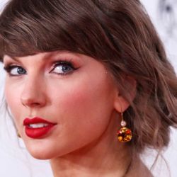 La cantante y compositora estadounidense Taylor Swift, homenajeada en la ceremonia, asiste a la 55.ª Gala Anual de Inducción y Premios del Salón de la Fama de los Compositores en Nueva York. | Foto:KENA BETANCUR / AFP