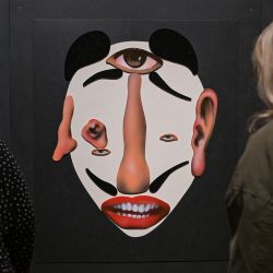 Los visitantes observan «Rostro Transformable», parte del área «Sala de Juegos», durante la presentación previa de una exposición dedicada al fallecido artista argentino Julio Le Parc, en la Tate Modern de Londres. La exposición «Julio Le Parc: Luz. Color. Acción» es la primera gran retrospectiva en un museo británico del argentino, uno de los referentes del arte cinético y óptico del siglo XX, pionero en el uso de la luz, el movimiento y la participación del espectador. | Foto:Richard A. Brooks / AFP
