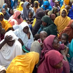Mujeres y niños, recientemente liberados de sus secuestradores, observan su regreso a las autoridades locales en la escuela primaria de Pulka, en Gwoza. Las fuerzas de seguridad nigerianas entregaron el lunes a más de 400 mujeres y niños rescatados de los yihadistas de Boko Haram a las autoridades estatales en un campamento temporal en el estado nororiental de Borno. Los secuestros, a menudo para pedir rescate, se han convertido en una táctica clave de los yihadistas de Boko Haram en su insurgencia de 17 años contra el Estado nigeriano, concentrada principalmente en el noreste. El ejército nigeriano informó que unas 360 víctimas fueron rescatadas. | Foto:Audu Marte / AFP