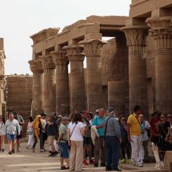 Turistas visitan el complejo del Templo de File, en Asuán, Egipto. Los ingresos por turismo de Egipto aumentaron un 14,9 por ciento interanual hasta alcanzar los 14,4 billones de dólares durante los primeros nueve meses del año fiscal 2025/26, de acuerdo con un comunicado del Gobierno. | Foto:Xinhua/Mohamed Assad)