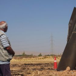 Un agricultor sirio observa un misil iraní que cayó en un terreno agrícola en la zona de Najha, en las afueras de la capital siria, tras ser interceptado por los sistemas de defensa aérea israelíes. | Foto:BAKR ALKASEM / AFP