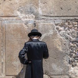 Un judío ultraortodoxo reza frente a la Cueva de los Patriarcas en Hebrón, en la Cisjordania ocupada por Israel. Israel ocupa Cisjordania desde 1967, y la violencia se ha intensificado drásticamente en el territorio palestino desde que comenzó la guerra de Gaza en 2023. | Foto:ilia yefimovich / AFP