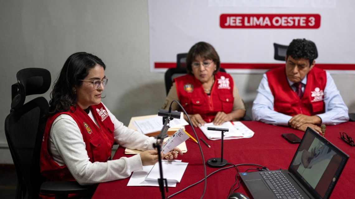 Los candidatos esperan el resultado con el recuento presidencial de Perú al filo de la navaja