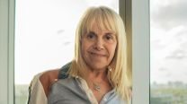 Entramos en la cocina de Claudia Villafañe: despensa gigante, electrodomésticos escondidos y compartida con el living
