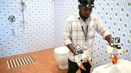 Trabajadores indios entrenan con videos a robots de IA para ejercer empleos humanos