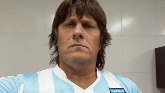 Escándalo Adorni: el sketch del ex jugador de Racing que simuló encontrar un pendrive