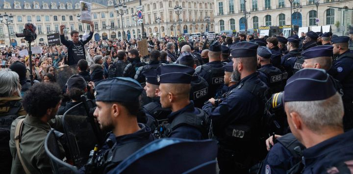 Agentes antidisturbios impiden el acceso de manifestantes al Ministerio de Justicia francés en París, durante una concentración convocada por el colectivo Mouv'Enfants y otras organizaciones para exigir una ley contra la violencia hacia los menores, tras la muerte de Lyhanna, una niña de 11 años hallada muerta el 4 de junio tras haber sido reportada como desaparecida el 29 de mayo en el suroeste de Francia.