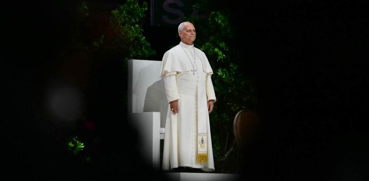 El papa León XIV llega para participar en el encuentro “Construyendo redes con el mundo de la cultura, el arte, la economía y el deporte” en el Movistar Arena de Madrid.