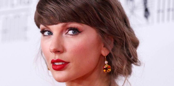 La cantante y compositora estadounidense Taylor Swift, homenajeada en la ceremonia, asiste a la 55.ª Gala Anual de Inducción y Premios del Salón de la Fama de los Compositores en Nueva York.
