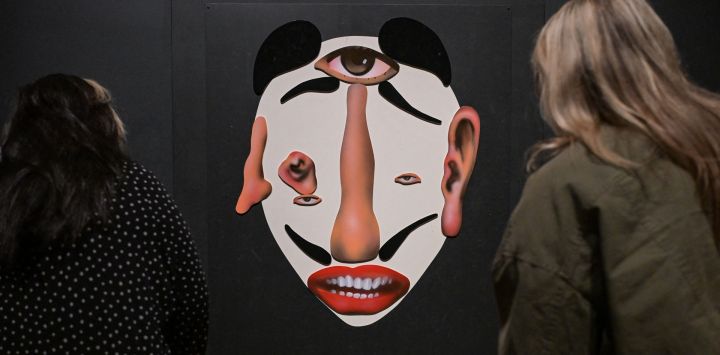 Los visitantes observan «Rostro Transformable», parte del área «Sala de Juegos», durante la presentación previa de una exposición dedicada al fallecido artista argentino Julio Le Parc, en la Tate Modern de Londres. La exposición «Julio Le Parc: Luz. Color. Acción» es la primera gran retrospectiva en un museo británico del argentino, uno de los referentes del arte cinético y óptico del siglo XX, pionero en el uso de la luz, el movimiento y la participación del espectador.