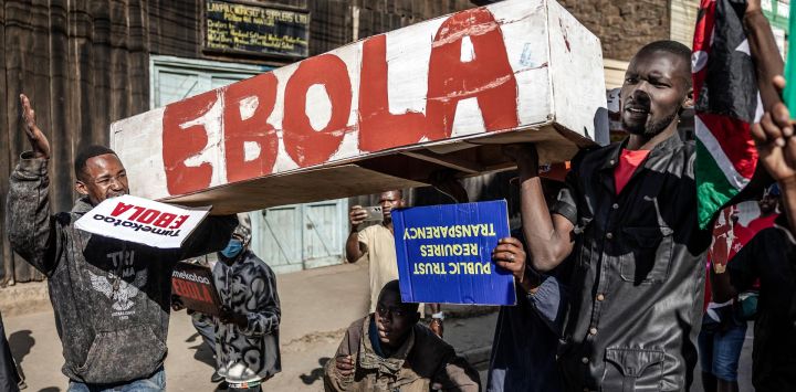 Manifestantes portan un ataúd simbólico durante una marcha contra un controvertido centro de cuarentena para el ébola, construido por Estados Unidos en la base aérea de Laikipia, en Nanyuki. Varios kenianos fueron arrestados ese mismo día en las últimas protestas contra la construcción de un centro de cuarentena para ciudadanos estadounidenses en una ciudad turística. El centro, ubicado en la base aérea de Laikipia, en Nanyuki, a la sombra del monte Kenia, albergará a los estadounidenses procedentes de la República Democrática del Congo (RDC), país que sufre un importante brote de ébola.