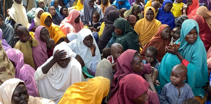 Mujeres y niños, recientemente liberados de sus secuestradores, observan su regreso a las autoridades locales en la escuela primaria de Pulka, en Gwoza. Las fuerzas de seguridad nigerianas entregaron el lunes a más de 400 mujeres y niños rescatados de los yihadistas de Boko Haram a las autoridades estatales en un campamento temporal en el estado nororiental de Borno. Los secuestros, a menudo para pedir rescate, se han convertido en una táctica clave de los yihadistas de Boko Haram en su insurgencia de 17 años contra el Estado nigeriano, concentrada principalmente en el noreste. El ejército nigeriano informó que unas 360 víctimas fueron rescatadas.