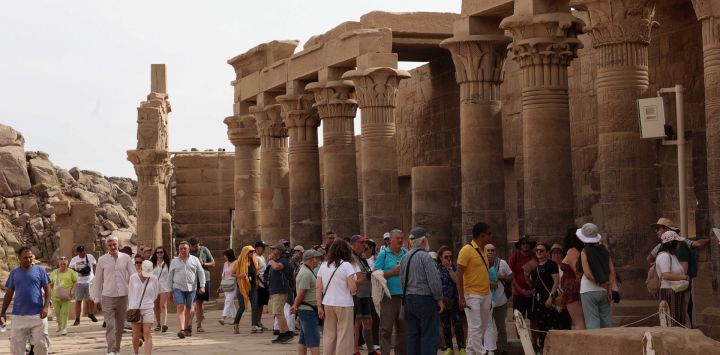 Turistas visitan el complejo del Templo de File, en Asuán, Egipto. Los ingresos por turismo de Egipto aumentaron un 14,9 por ciento interanual hasta alcanzar los 14,4 billones de dólares durante los primeros nueve meses del año fiscal 2025/26, de acuerdo con un comunicado del Gobierno.