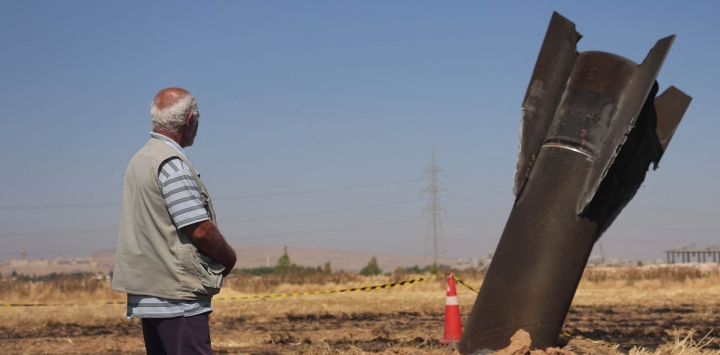 Un agricultor sirio observa un misil iraní que cayó en un terreno agrícola en la zona de Najha, en las afueras de la capital siria, tras ser interceptado por los sistemas de defensa aérea israelíes.