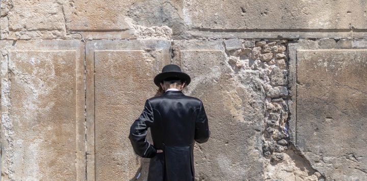 Un judío ultraortodoxo reza frente a la Cueva de los Patriarcas en Hebrón, en la Cisjordania ocupada por Israel. Israel ocupa Cisjordania desde 1967, y la violencia se ha intensificado drásticamente en el territorio palestino desde que comenzó la guerra de Gaza en 2023.