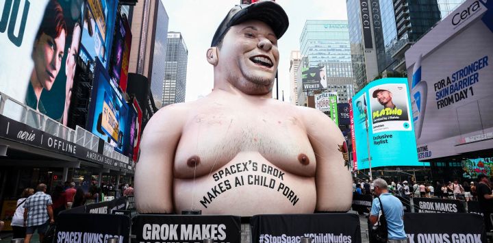 Una efigie inflable del CEO de SpaceX, Elon Musk, protestando contra la IA Grok de Musk, se erige en Times Square, Nueva York. SpaceX entró en la recta final antes de su esperada salida a bolsa en Wall Street como parte de la mayor oferta pública inicial de la historia, que podría catapultar al cofundador Elon Musk al estatus de multimillonario. Si todo sale según lo previsto, la compañía espacial y de cohetes cofundada por Musk en 2002 comenzará a cotizar en la bolsa Nasdaq, con todas las miradas puestas en cómo Wall Street asimilará la exitosa OPI que podría sacudir los mercados globales.