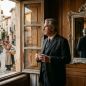 La ventana y el espejo: una reflexión sobre el éxito, la humildad y la importancia de no dejar de mirar al otro