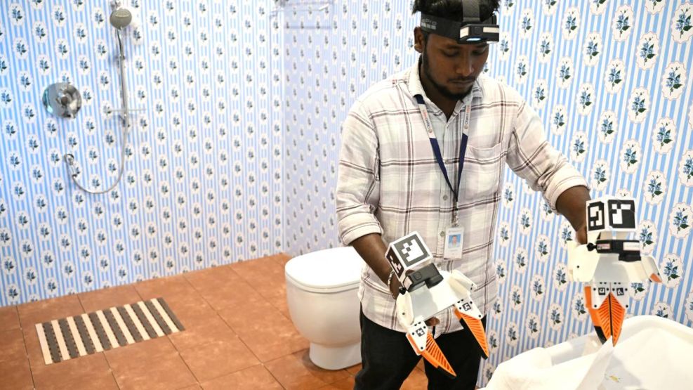 Trabajadores indios entrenan con videos a robots de IA para ejercer empleos humanos