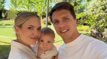 Entramos al living de Eva Bargiela y Gianluca Simeone: minimalista, tecnológico y con un rincón especial para su hijo