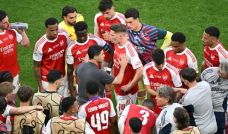 Pausa para hidratación en un partido del Arsenal.