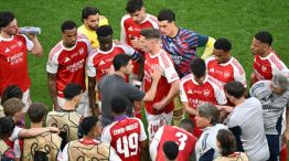 Pausa para hidratación en un partido del Arsenal.