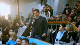El gobernador de Santa Cruz denunció que tratan de derrocarlo luego que los legisladores K impidieran a la provincia tomar deuda